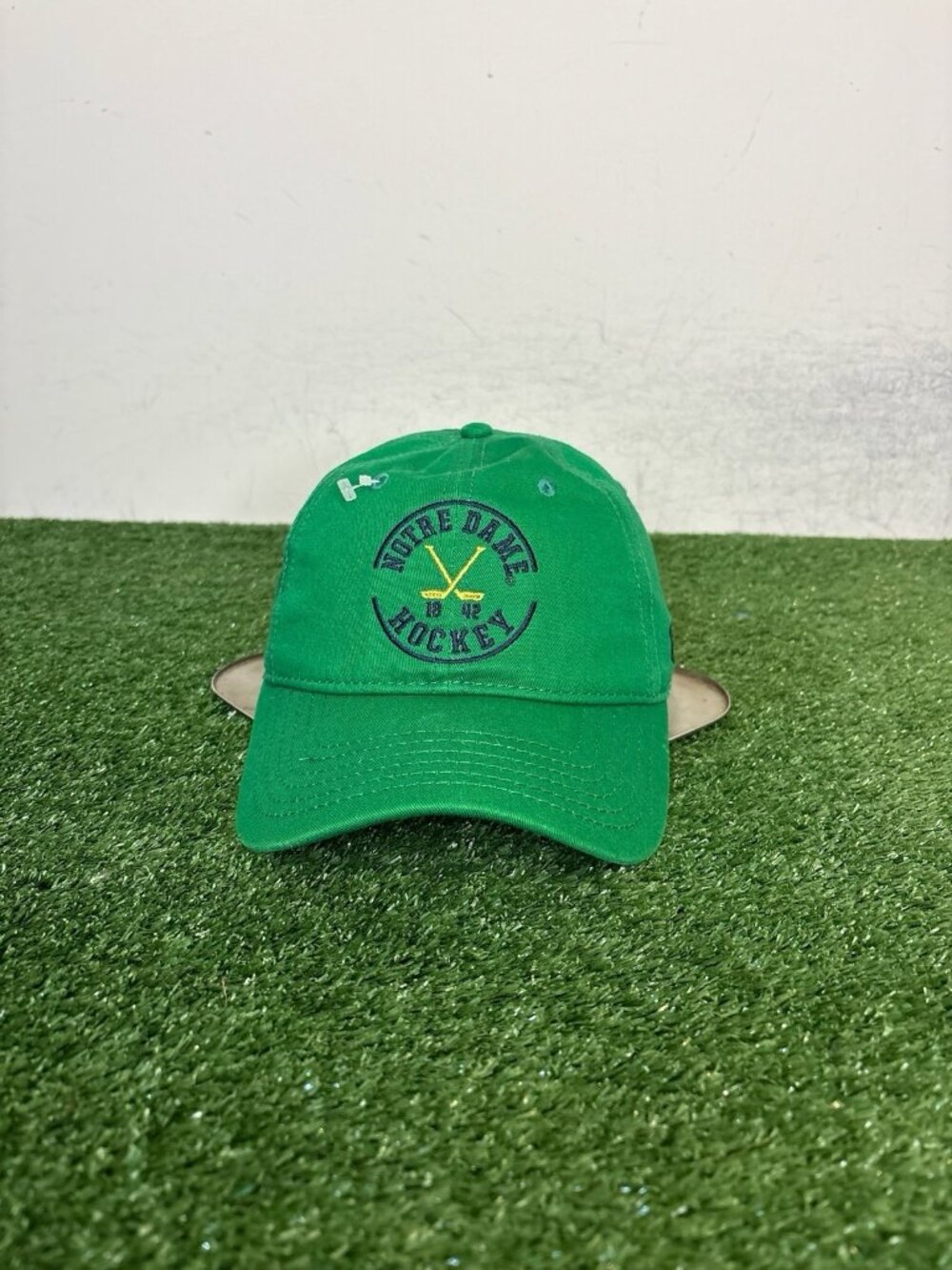 Notre Dame Fighting Irish hat cap strap back geen gold under armour hockey mens